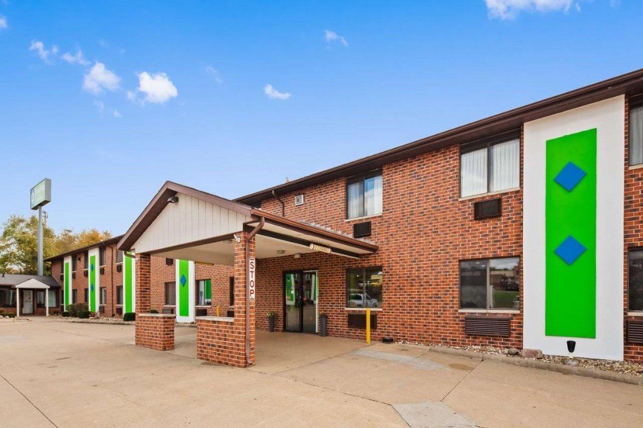 Ramada By Wyndham Cedar Rapids South Hotel Exterior photo