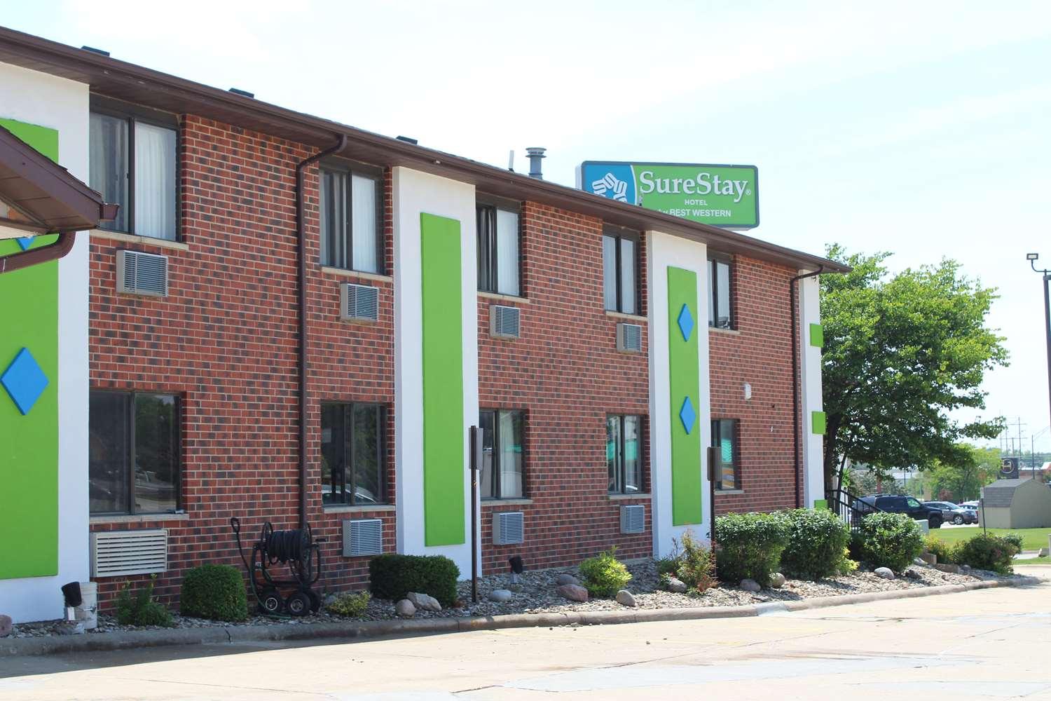 Ramada By Wyndham Cedar Rapids South Hotel Exterior photo