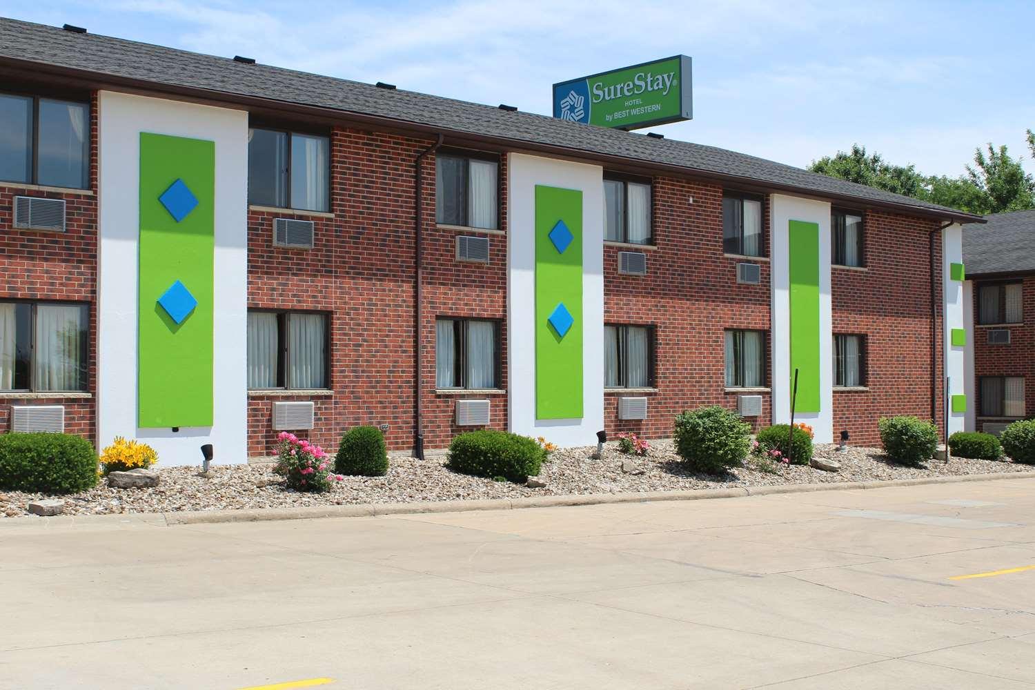 Ramada By Wyndham Cedar Rapids South Hotel Exterior photo