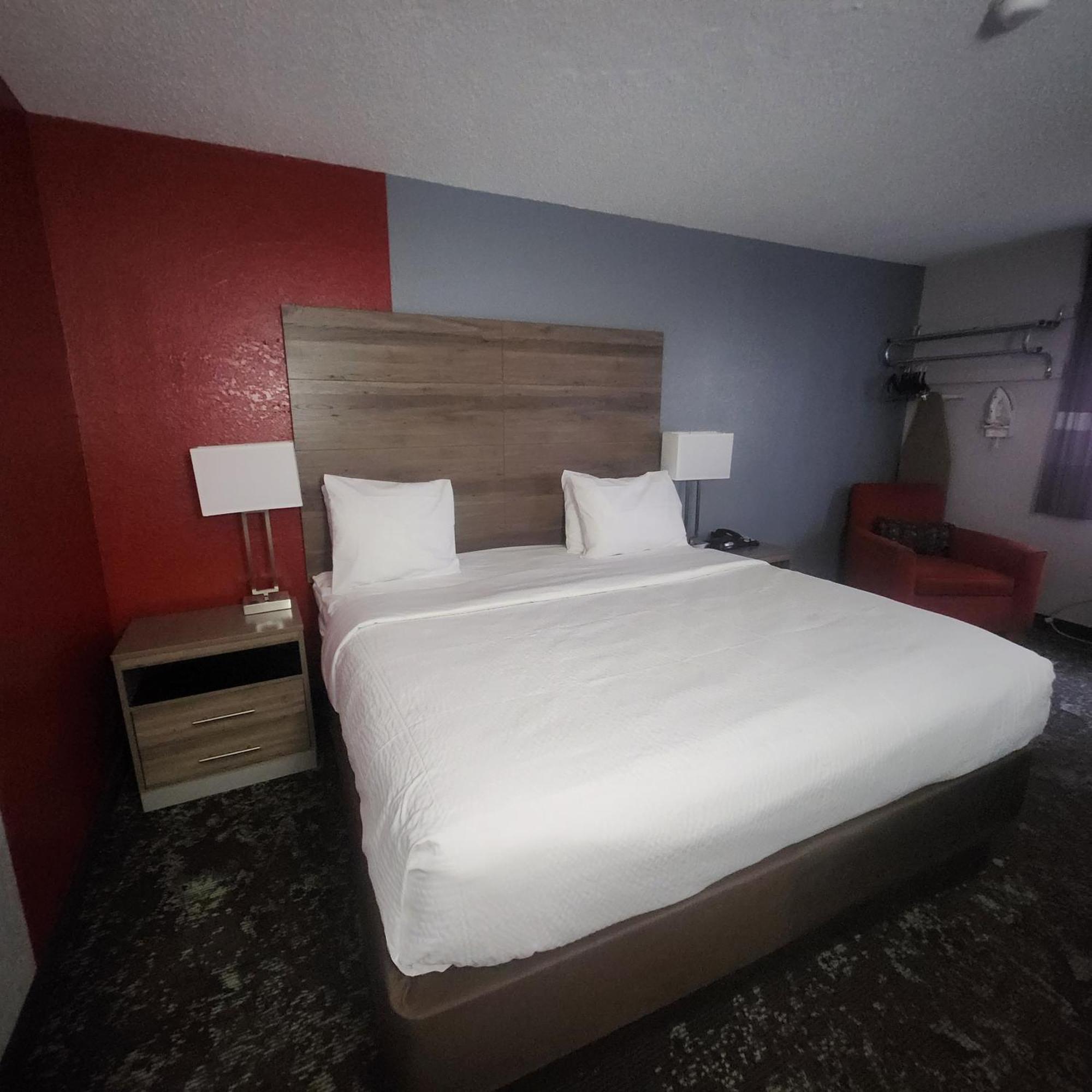 Ramada By Wyndham Cedar Rapids South Hotel Exterior photo