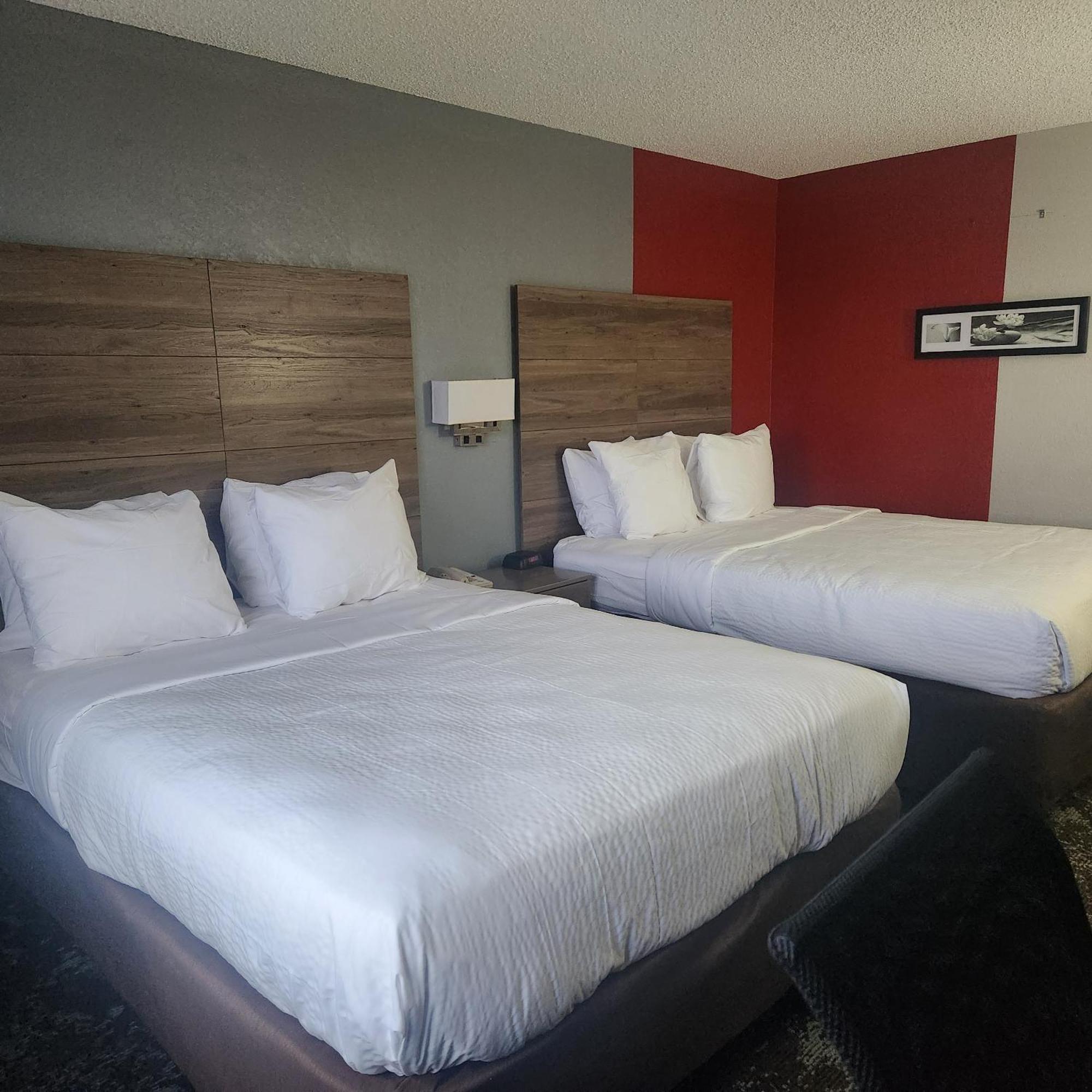 Ramada By Wyndham Cedar Rapids South Hotel Exterior photo