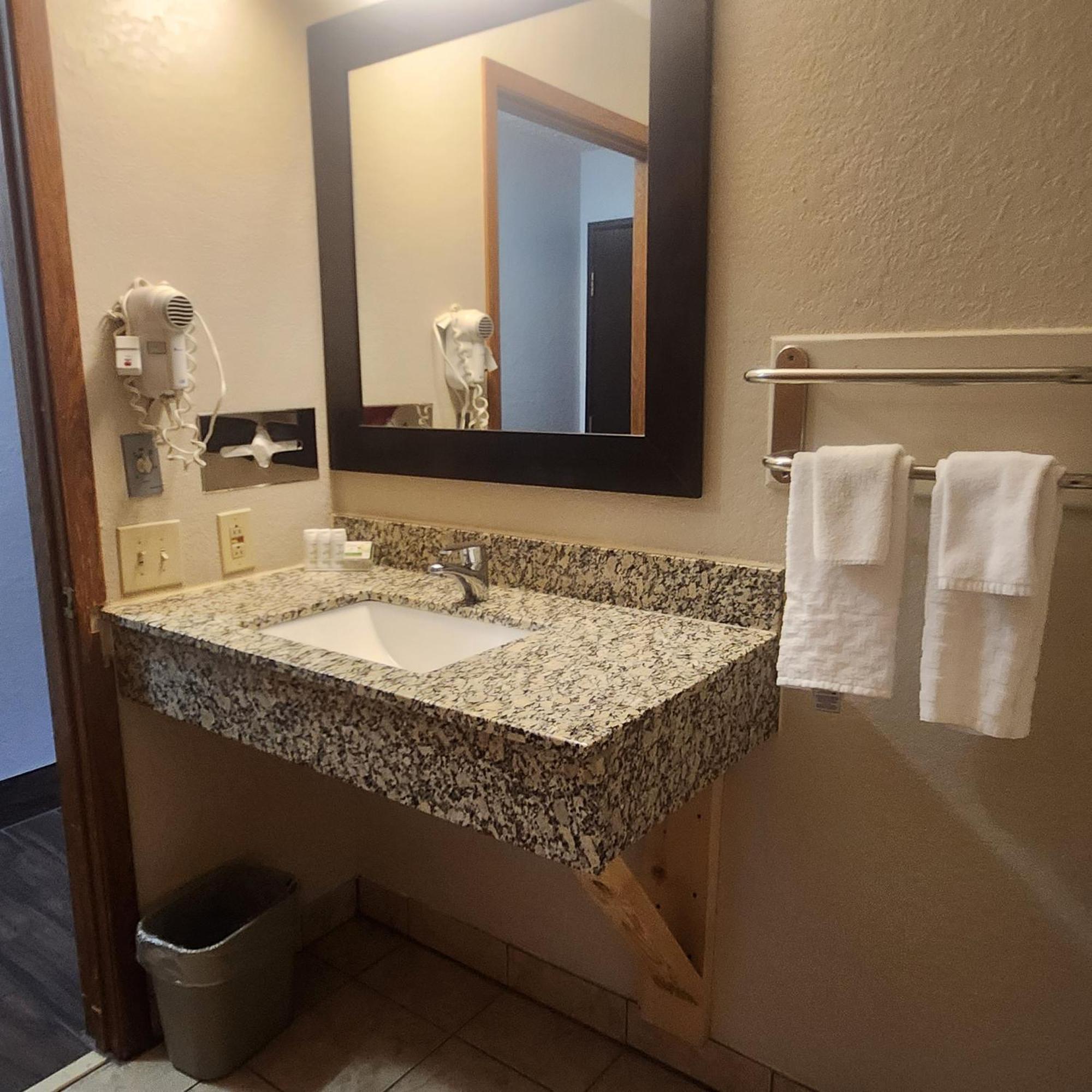 Ramada By Wyndham Cedar Rapids South Hotel Exterior photo