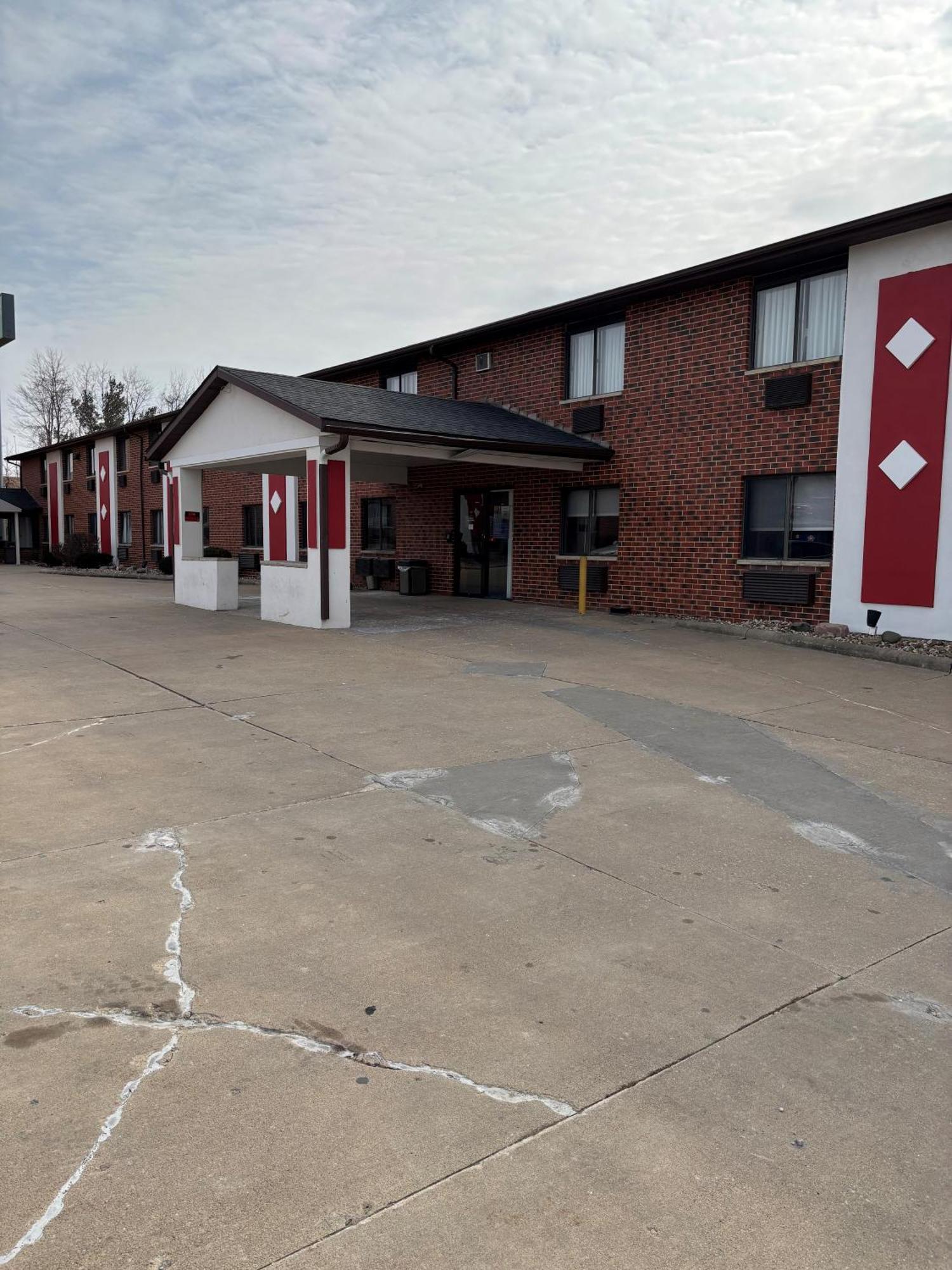 Ramada By Wyndham Cedar Rapids South Hotel Exterior photo