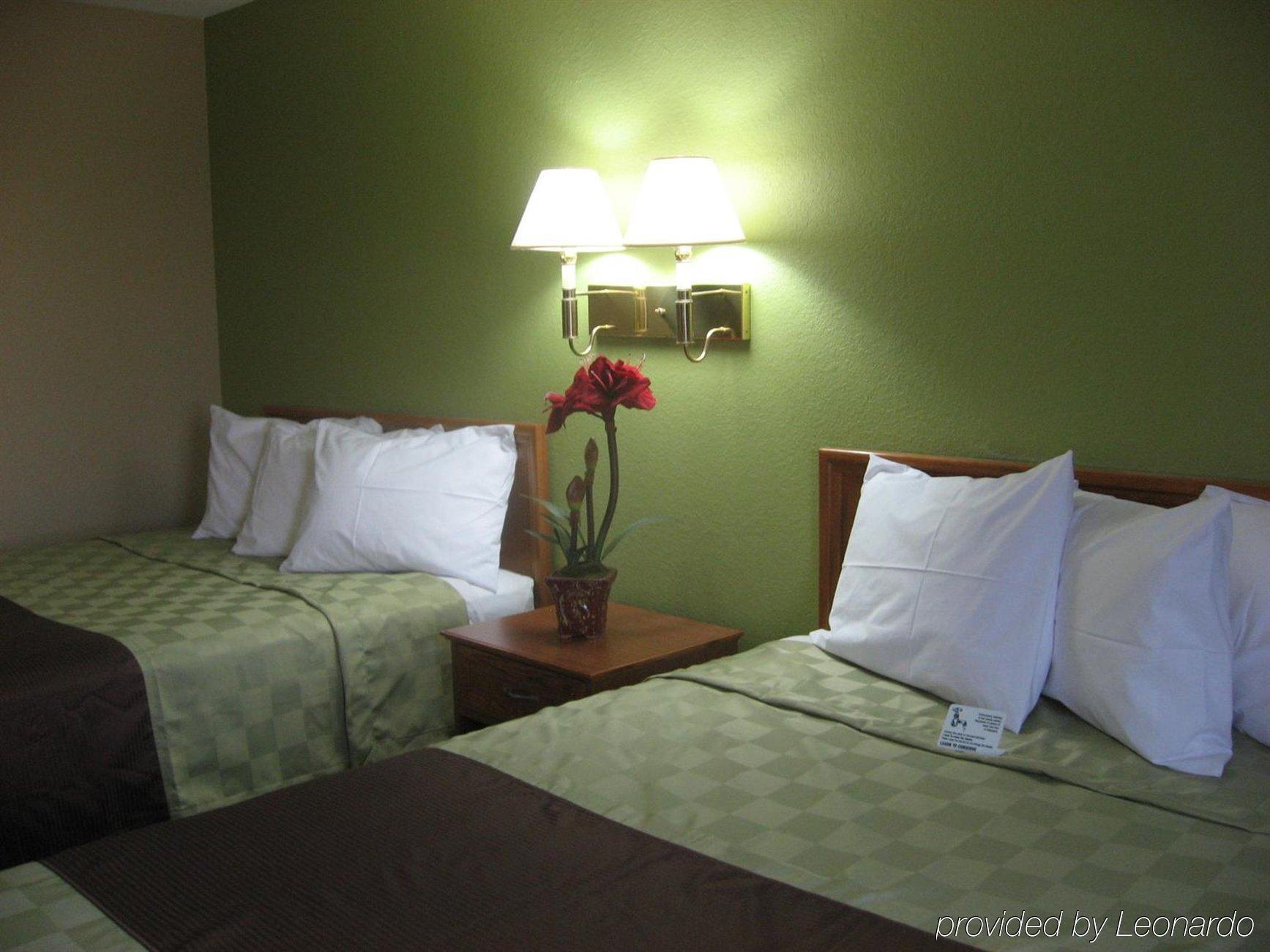 Ramada By Wyndham Cedar Rapids South Hotel Room photo