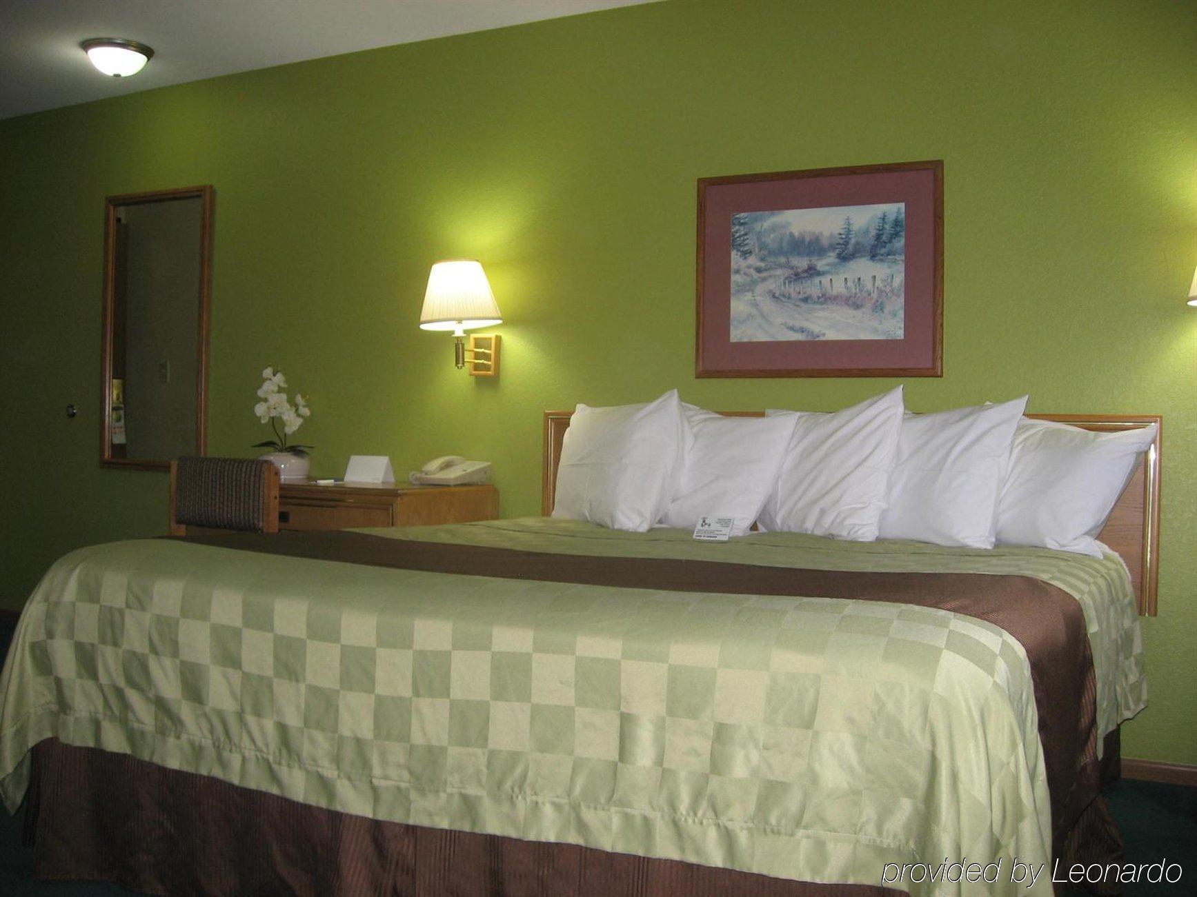 Ramada By Wyndham Cedar Rapids South Hotel Room photo