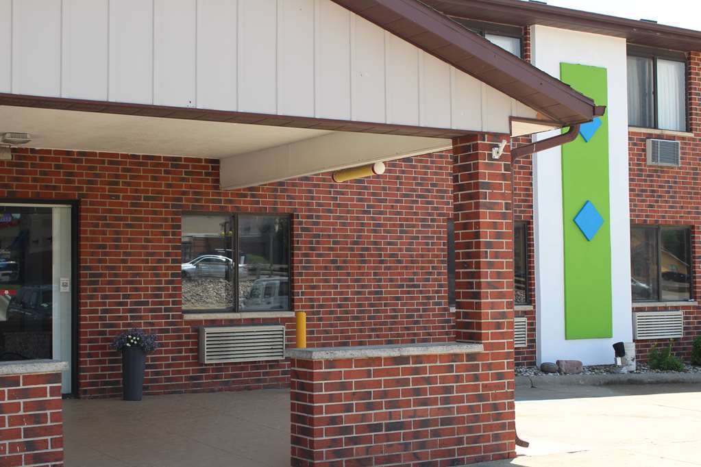 Ramada By Wyndham Cedar Rapids South Hotel Exterior photo