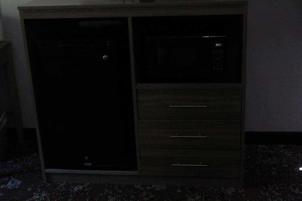 Ramada By Wyndham Cedar Rapids South Hotel Room photo