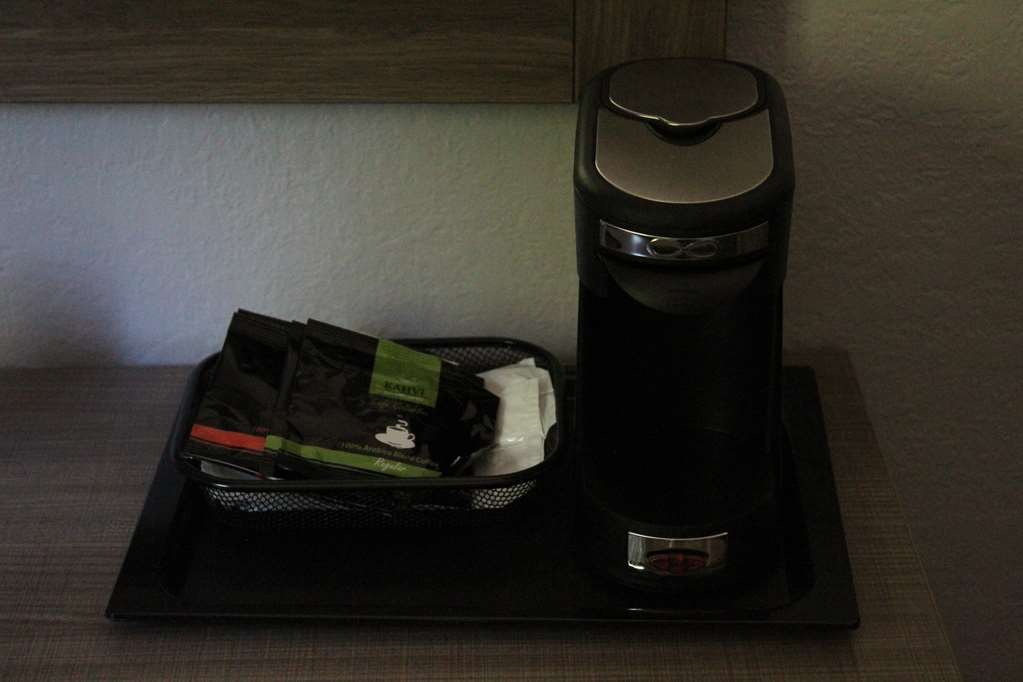 Ramada By Wyndham Cedar Rapids South Hotel Room photo